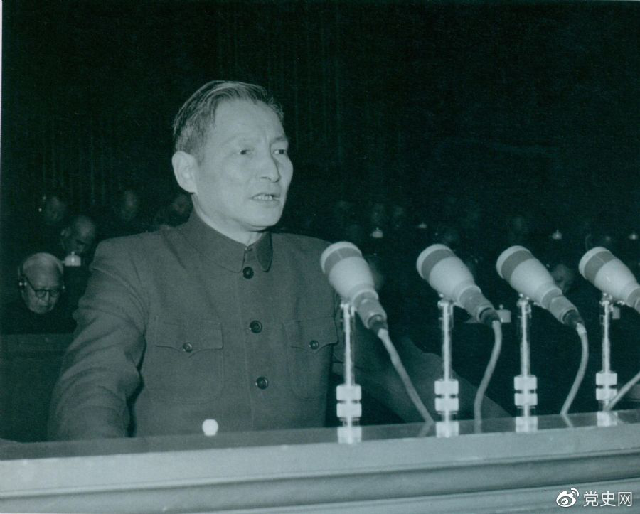 1956年12月，陳云在中華工商業(yè)聯(lián)合會第二屆會員代表大會上作報告。