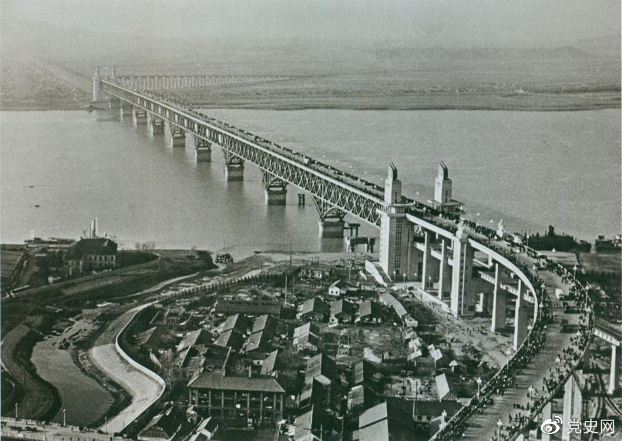1968年12月29日， 南京長(zhǎng)江大橋全面建成通車(chē)。這是當(dāng)時(shí)中國(guó)自行設(shè)計(jì)建造的最大的鐵路、公路兩用橋。