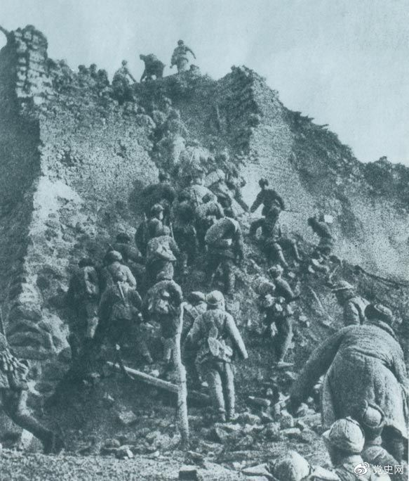 1948年12月，人民解放軍向新保安守敵發(fā)起攻擊。這是解放軍戰(zhàn)士登上新保安城頭。 
